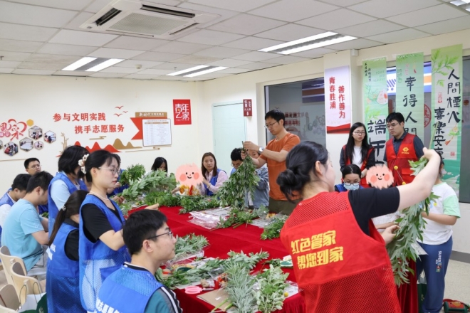 苏州园区西洛巷社区携手爱心企业开展雪宝家庭端午节关爱活动