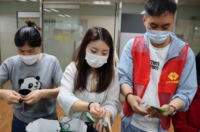 苏州园区西洛巷社区携手爱心企业开展雪宝家庭端午节关爱活动