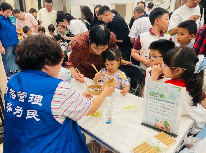 苏州园区丰茂社区开展“‘粽’趣横生‘新’有所属”端午趣味幸福集市活动