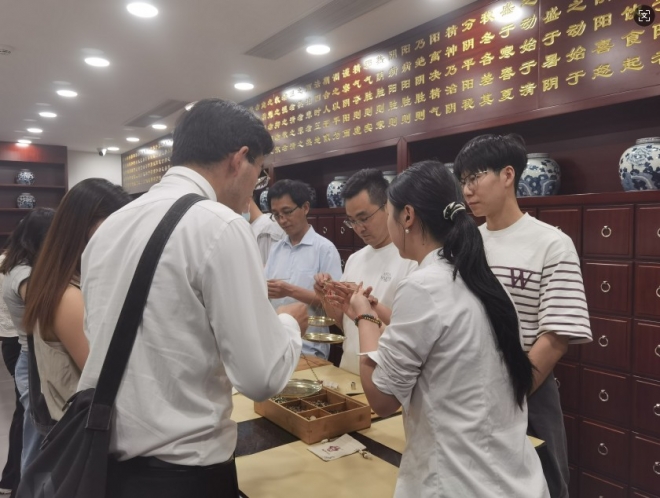 “脆皮青年养生局”，苏州园区菁华社区开展李良济中医馆文化体验活动