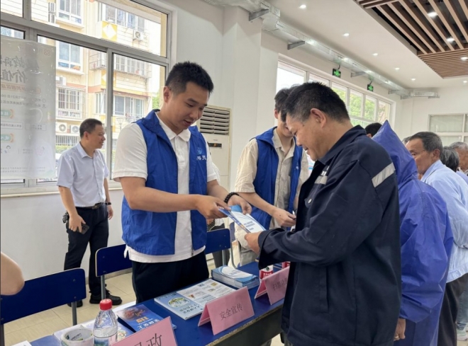 苏州园区闻涛苑社区“摆摊式”安全宣传亮相招聘会，筑牢社区安全防线