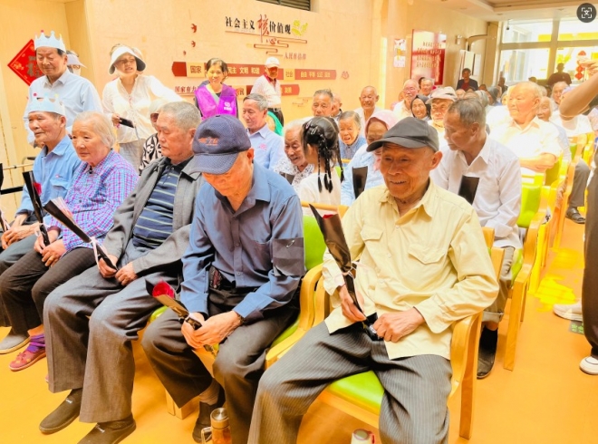 苏州园区浪花苑社区举办“唤醒美好回忆 重温青春岁月”老人集体生日会