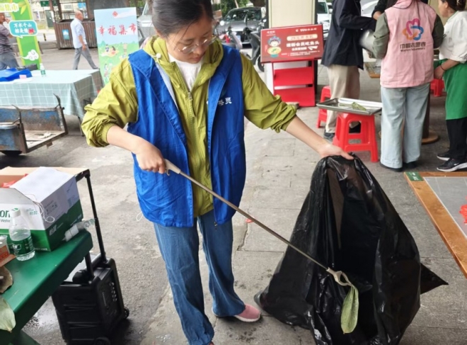 苏州园区兴浦社区幸福集市送暖意，垃圾分类入人心