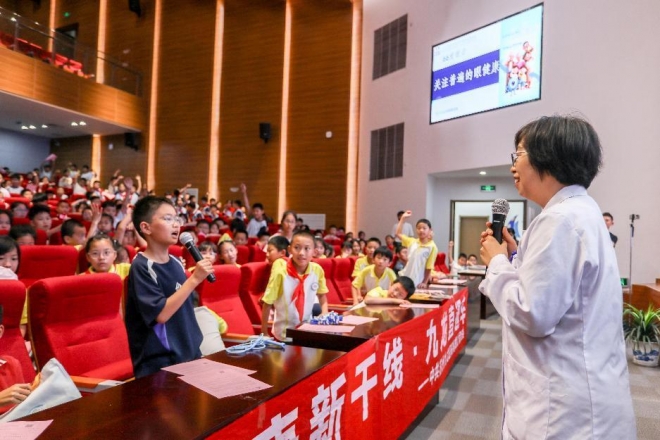 共筑全周期近视防控网！苏州九龙医院 “爱眼日” 进校园