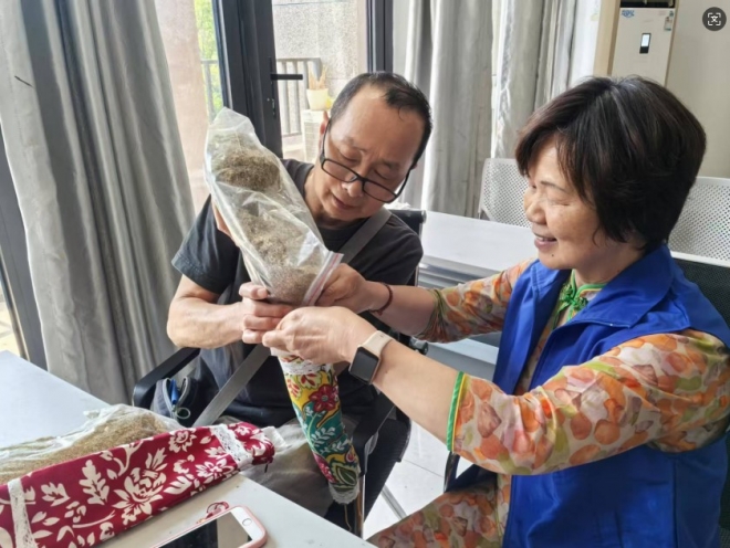 苏州园区星辰北社区开展艾草枕制作活动