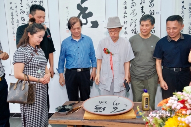 蒋立峰书法作品展暨书法紫砂创作基地在宜揭牌