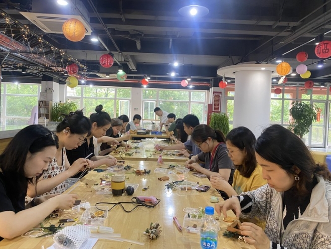 共朝美好，岁月留香，苏州园区阳浦路社区开展父亲节手工制作活动