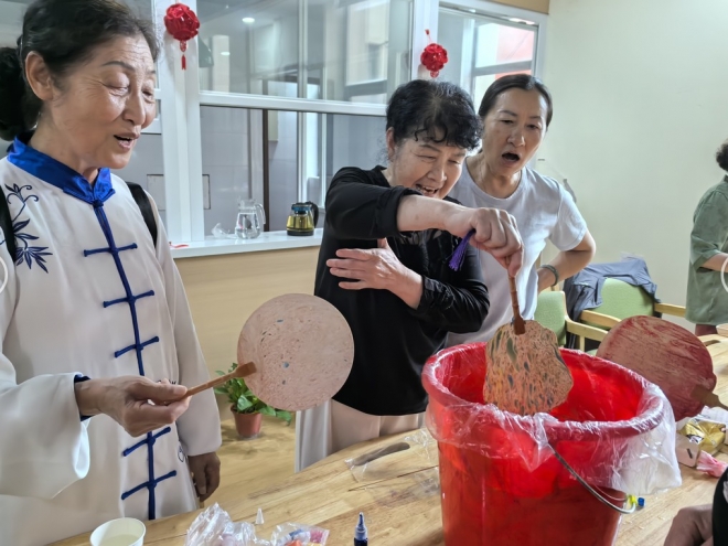 苏州园区钟南社区：漆扇绘韵 乐享银龄