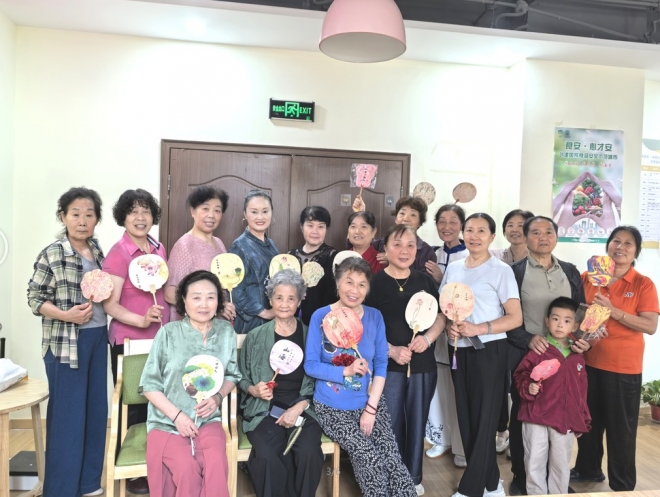 苏州园区钟南社区：漆扇绘韵 乐享银龄