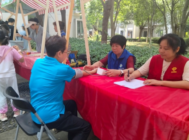 邻里共绘治理卷，睦邻家风暖汀兰！苏州园区汀兰社区举办父亲节公益集市活动