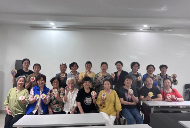苏州园区星辰北社区开展“银龄创艺坊 趣绘原木体验”绘画活动