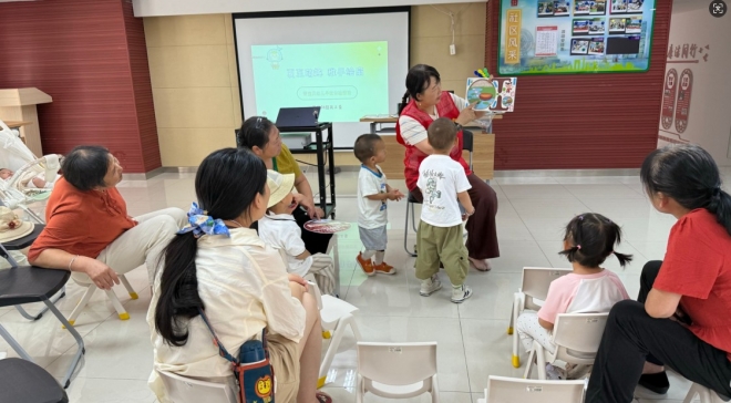 “夏至萌趣 稚手绘扇”，苏州园区菁华社区开启节气早教新体验