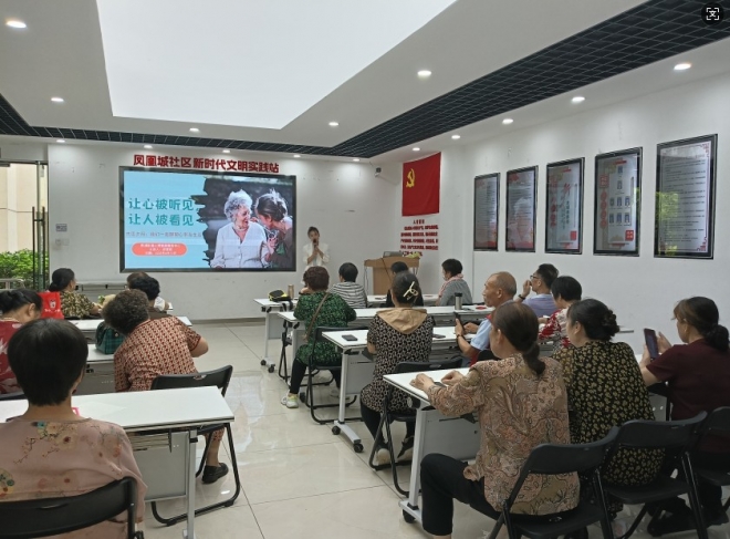 苏州园区凤凰城社区开展老年人绘画活动，共绘岁月温情