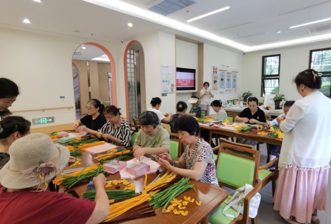 夏至艺趣，苏州园区澜溪社区开展扭扭棒手工活动