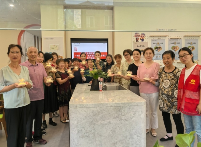 苏州园区澜溪社区开展“‘荷’你相伴 流光溢彩”主题活动
