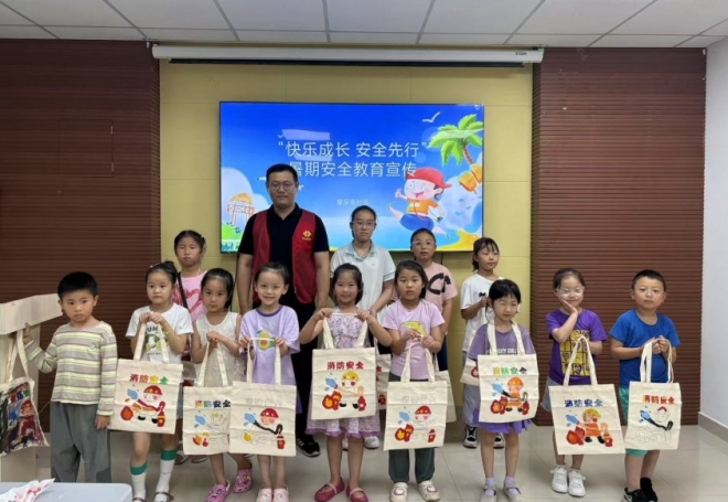苏州园区星辰南社区开展“快乐成长 安全先行”暑期安全宣传活动