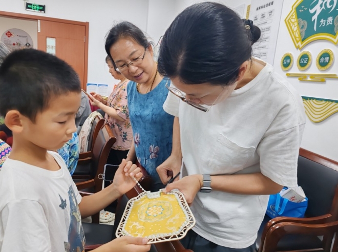 苏州园区锦溪北社区：迎小暑制苏扇 学家教传文化