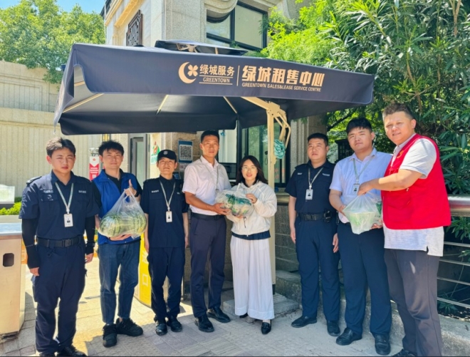 致敬高温下的“城市守护者”，苏州园区丰茂社区开展夏季慰问活动