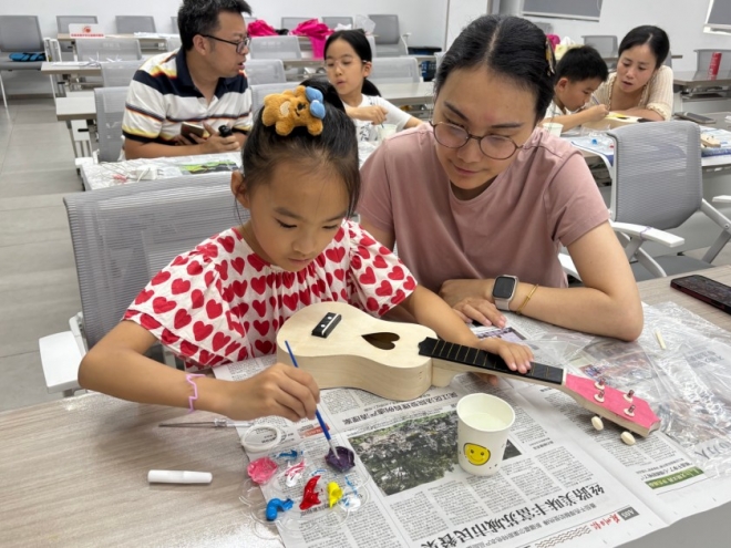 “彩绘音乐 温暖童心”，苏州园区云溪社区开展手绘吉他亲子活动