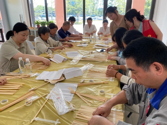 “一竹一世界 一扇一传承”，苏州园区阳浦路社区开展非遗编织竹扇活动
