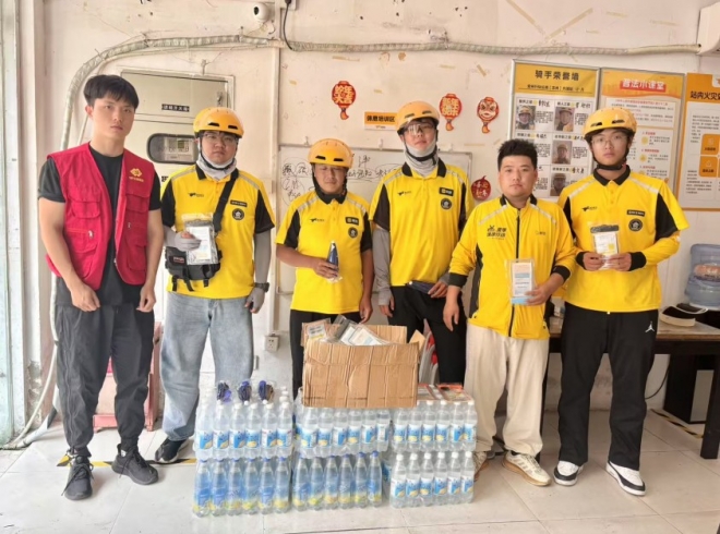 苏州园区凤凰城社区：夏季送清凉 情系新业态