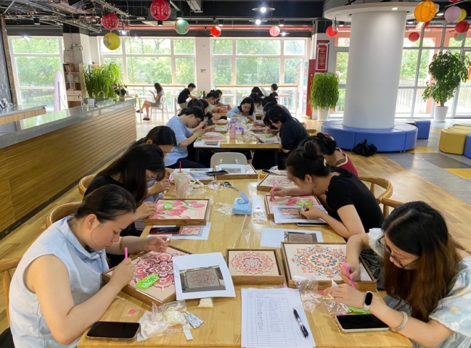 “宋锦华彩 珠绘时光”，苏州园区阳浦路社区开展非遗宋锦珍珠画DIY活动
