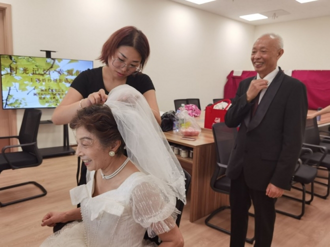 定格银龄浪漫！苏州园区澜溪社区开展老年公益婚纱摄影活动