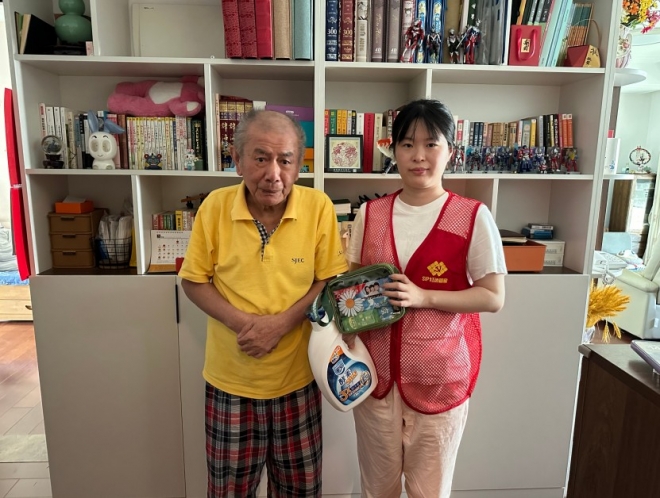 苏州园区星辰南社区开展高龄老人夏日慰问活动