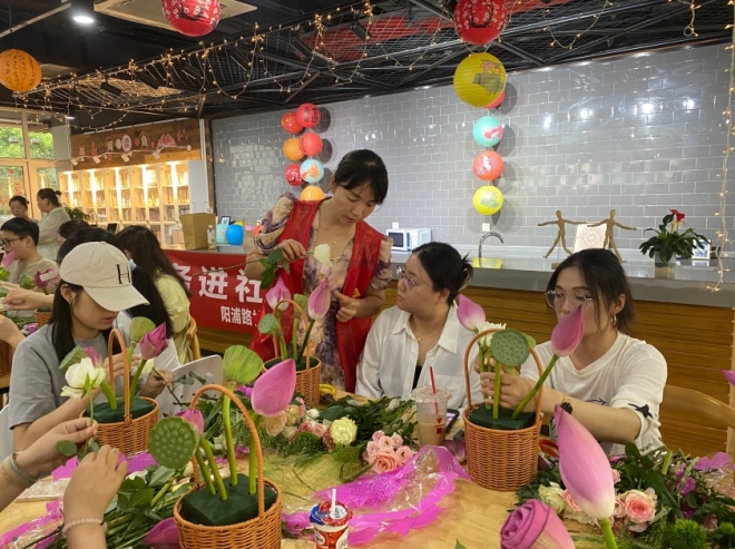 苏州园区阳浦路社区开展“荷风廉韵，手中绽放”插花活动