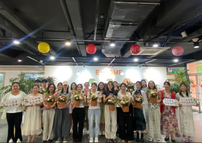 苏州园区阳浦路社区开展“荷风廉韵，手中绽放”插花活动