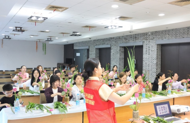 苏州园区西洛巷社区举办“集宿她力量·‘荷’美共绽放”妇联花艺赋能活动