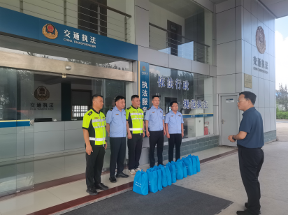 江苏盐城市交通综合执法“三送”活动保平安度夏