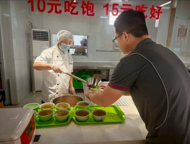 苏州园区吴淞社区酷暑送清凉，为新业态劳动者筑起“爱心驿站”