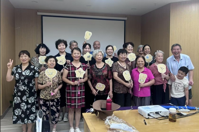 “巧手纳清凉·竹韵伴盛夏” 苏州园区云溪社区开展竹编扇子手工体验活动