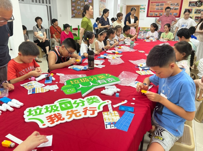 苏州园区星辰南社区：缤“分”暑假，小手拼出迷你垃圾清运队