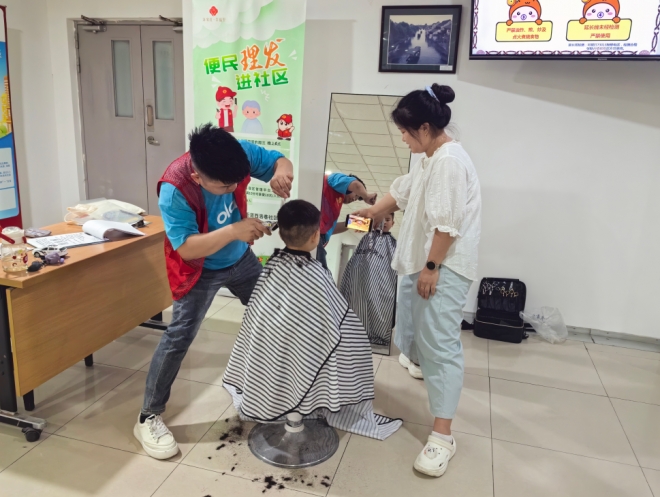 “志愿先锋践初心 便民理发惠万家”，苏州园区西洛巷社区开展爱心商户表彰活动