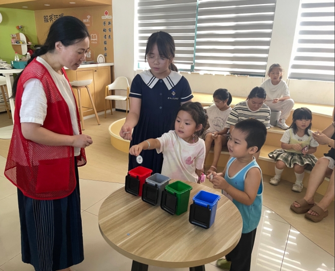 “小手分垃圾”，苏州园区吴淞社区趣味课堂开课