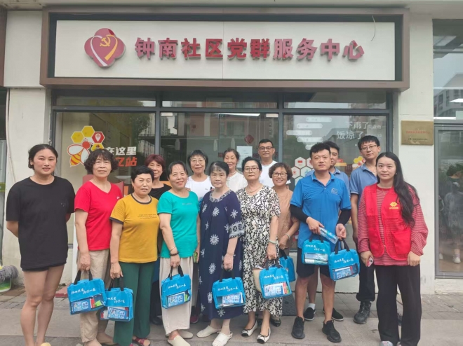 苏州园区钟南社区党总支开展“夏日送清凉 关怀沁人心”主题活动