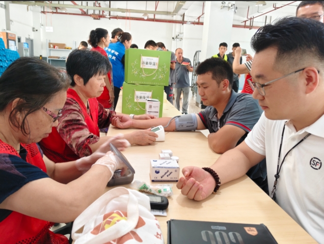 光影里的奔忙者，苏州园区汀兰社区开展暖“新”速递关爱行动