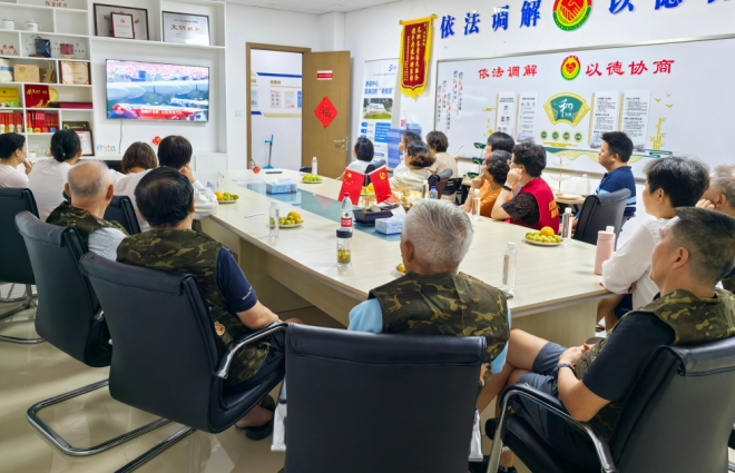 苏州园区丰茂社区：观阅兵忆峥嵘岁月 聚邻里筑同心家园