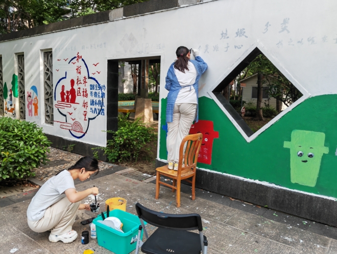 苏州园区汀兰社区开展“绘就海棠新韵·共筑幸福里景”公益墙绘活动