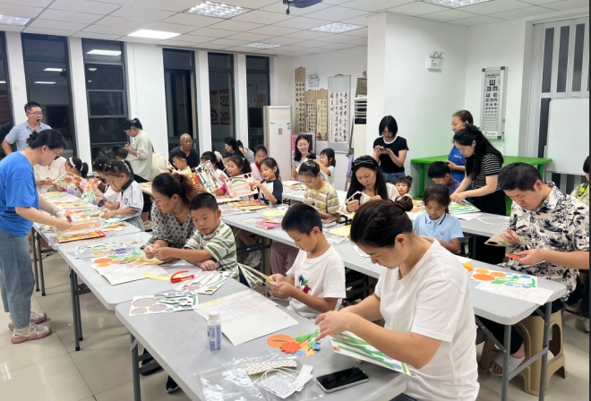 苏州园区星辰南社区开展“花朵贺卡DIY”教师节主题活动