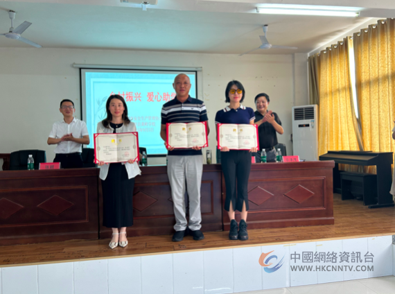 苏州市安全生产管理协会携苏州爱心企业赴九江彭泽  开展爱心助学活动