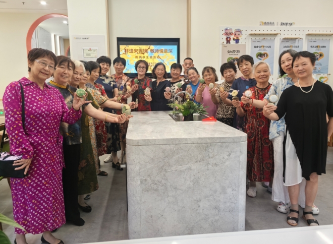 尊师重教传雅韵，苏州园区澜溪社区开展宋锦小镜手工制作活动