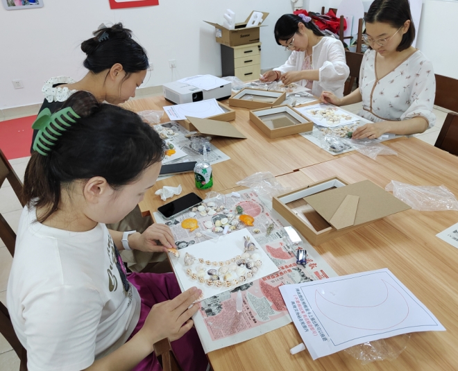 苏州园区明胜社区开展手工小夜灯制作活动