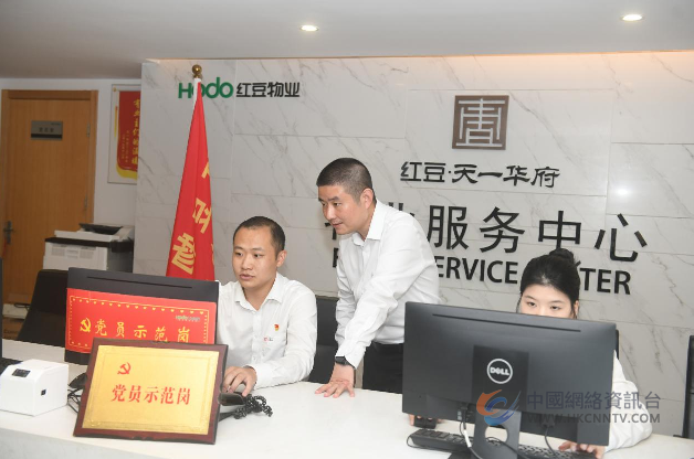 红豆集团攻坚克难发展先锋张伟： 以细微之心践行服务，用党建智慧温暖万家