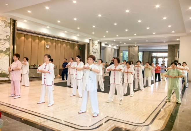 苏州园区丰茂社区八段锦公益课火热开启，引领健康生活新风尚