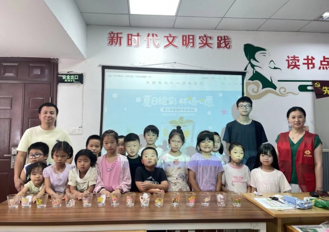 苏州园区新盛花园社区开展传统玻璃杯彩绘活动