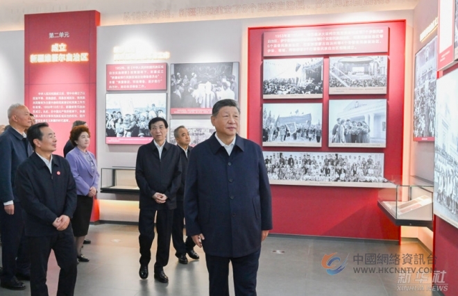 习近平参观新疆维吾尔自治区成立70周年主题成就展
