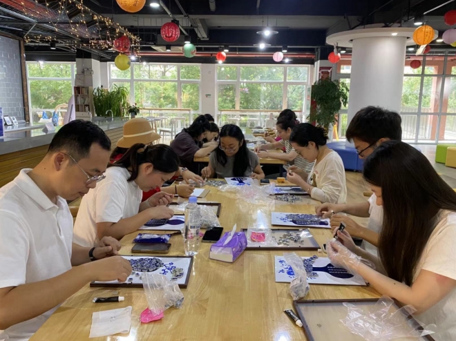 “以瓷为画 遇见青花” 苏州园区阳浦路社区开展瓷片拼画制作活动